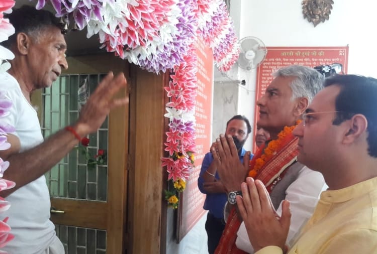 Lok sabha election 2019, Congress candidate Sunil jakhar bowed at mata aashapurni temple