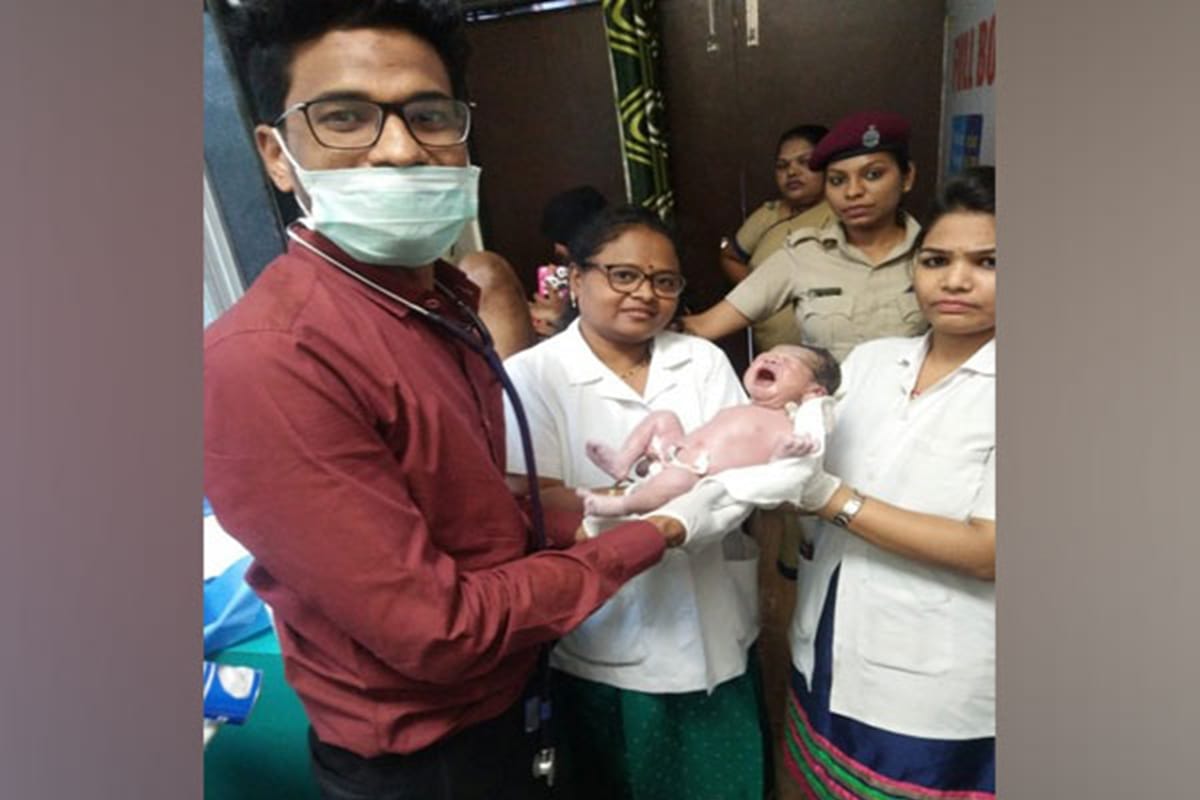 Women delivers baby boy at Thane Railway Station while travelling to Kurla