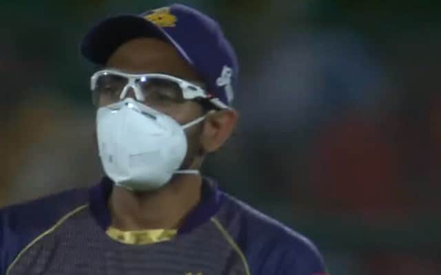 KKR Robin Uthappa fields wearing mask after sandstorm in Jaipur