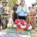 शहीद पंकज को श्रद्धांजलि देते डीएम रवींद्र कुमार व एसपी अमरेंद्र प्रसाद सिंह।