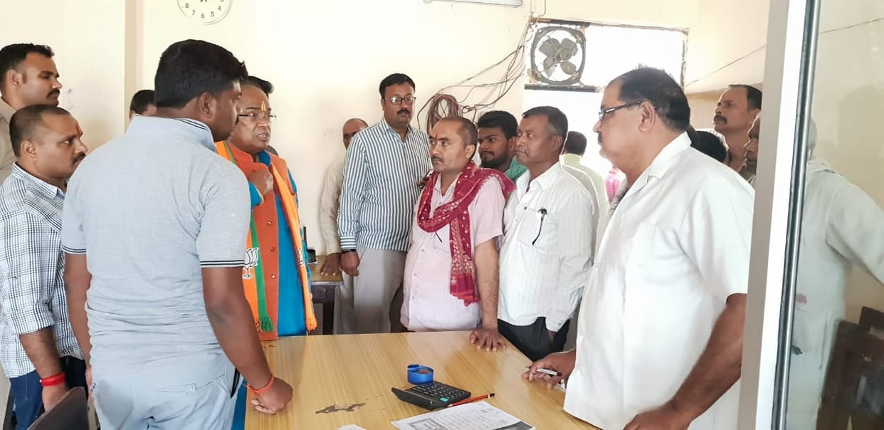 राशन कार्ड के नाम पर वसूली, भड़के विधायक