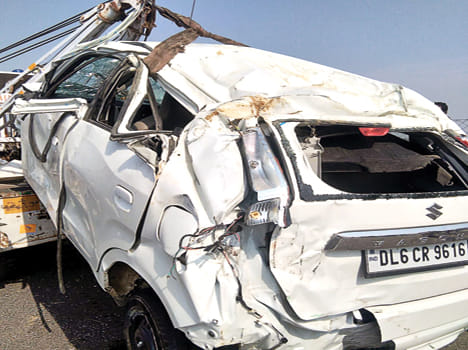 One killed, five wounded in two accidents on expressway