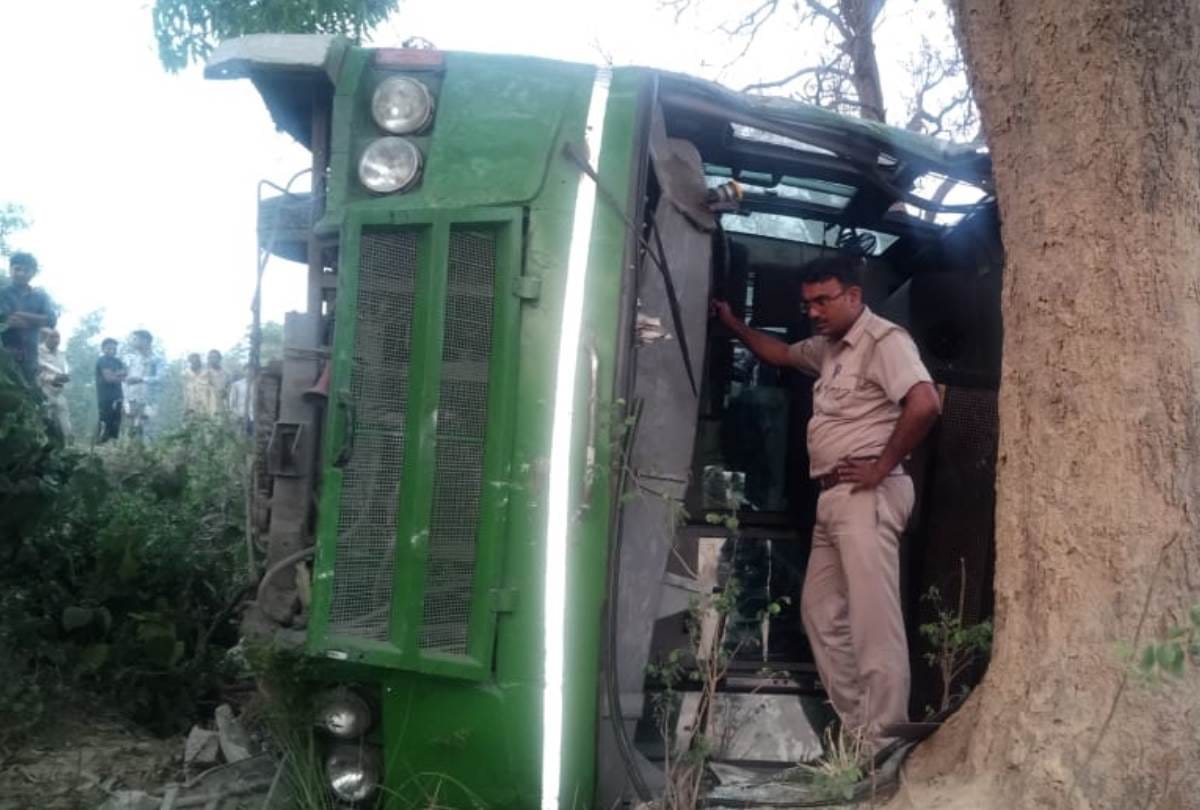 roadway's janrath bus going to gonda from lucknow fall in trench 8 injured