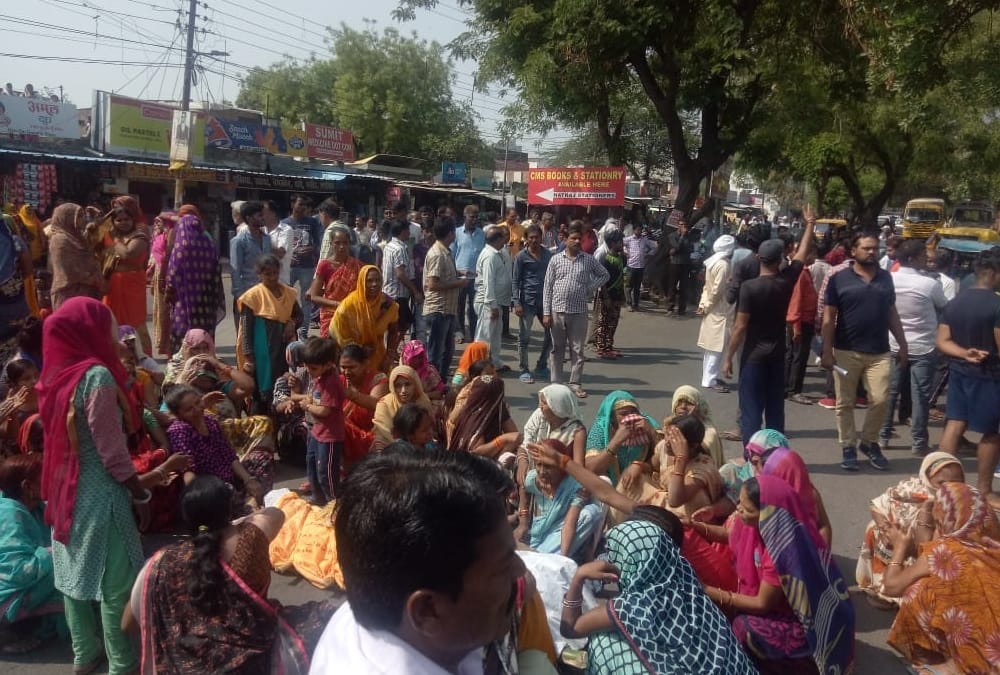 protest on the death of a labourer in gomati nagar in lucknow.