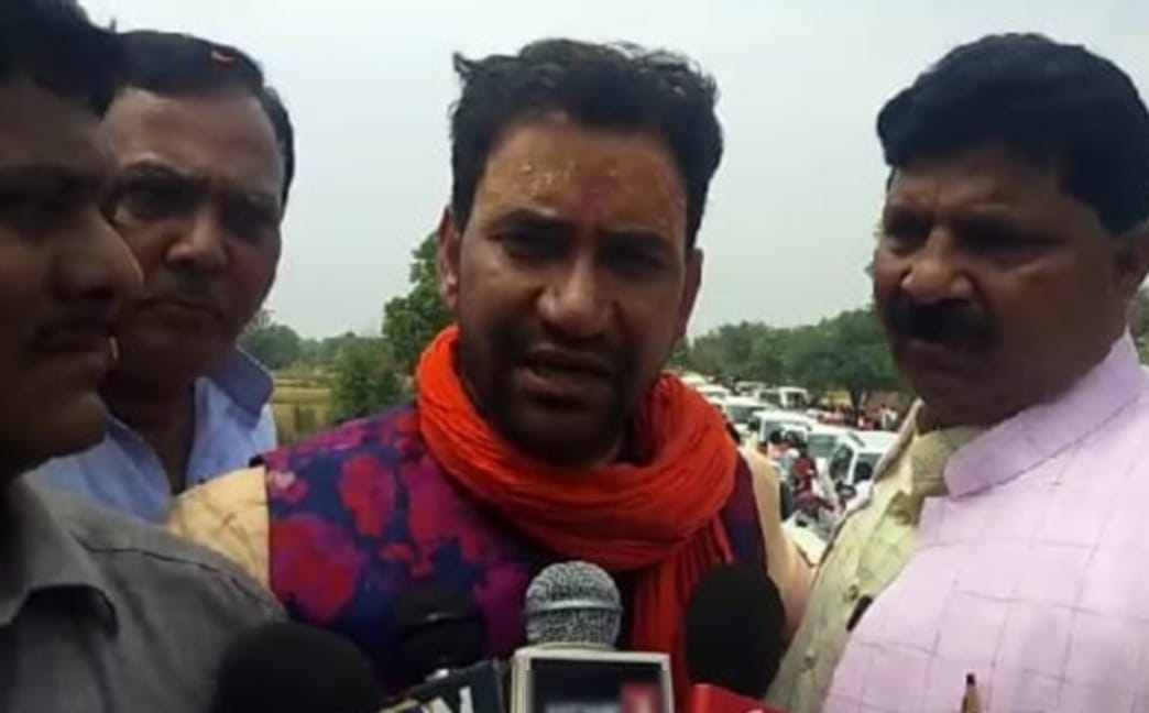 Dinesh lal yadav Nirahua request from azamgarh DM in loksabha election 2019
