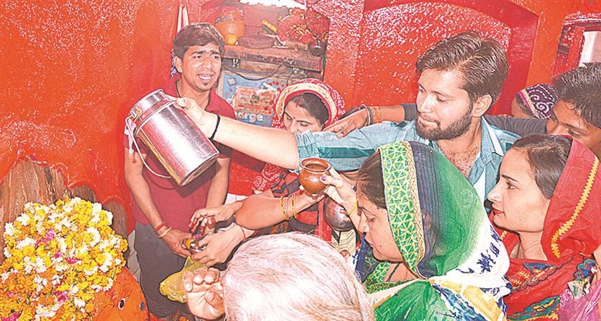 On the third day of Navaratri, the devotees' fair held till late night in the temples