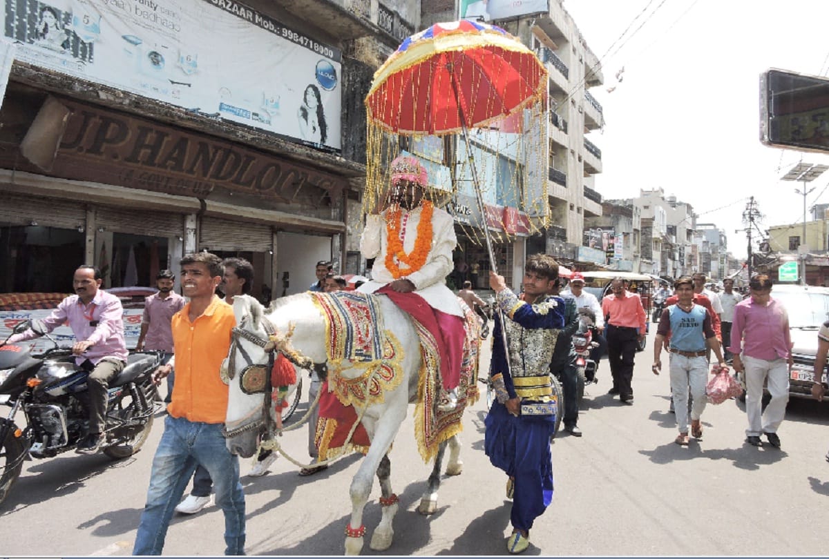 Kishan lal reached to file nomination as dressed up like groom in shahjahanpur