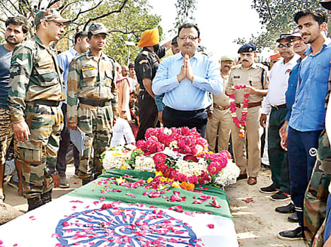People coming to bow to the martyr Pankaj