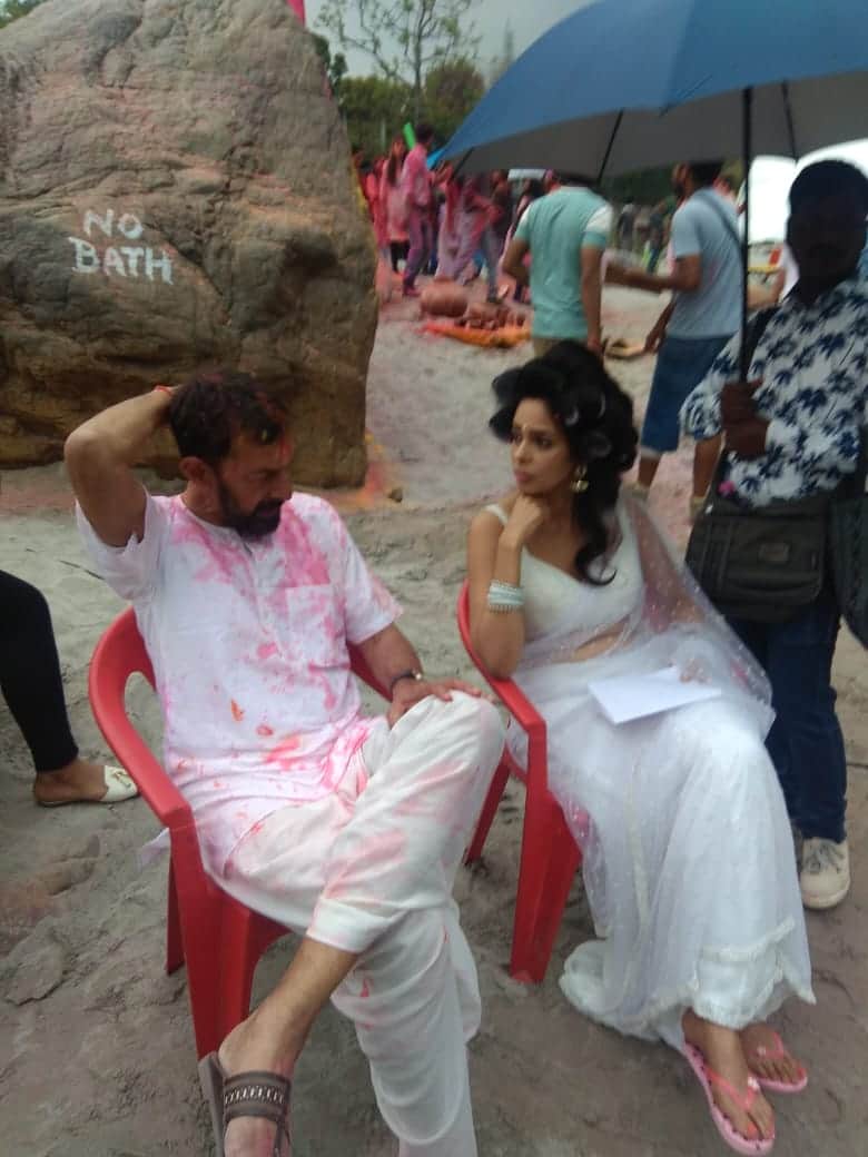 actress Mallika Sherawat hiding her face during shooting in rishikesh