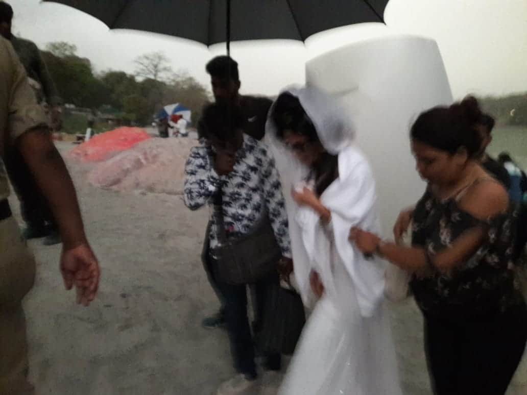 actress Mallika Sherawat hiding her face during shooting in rishikesh