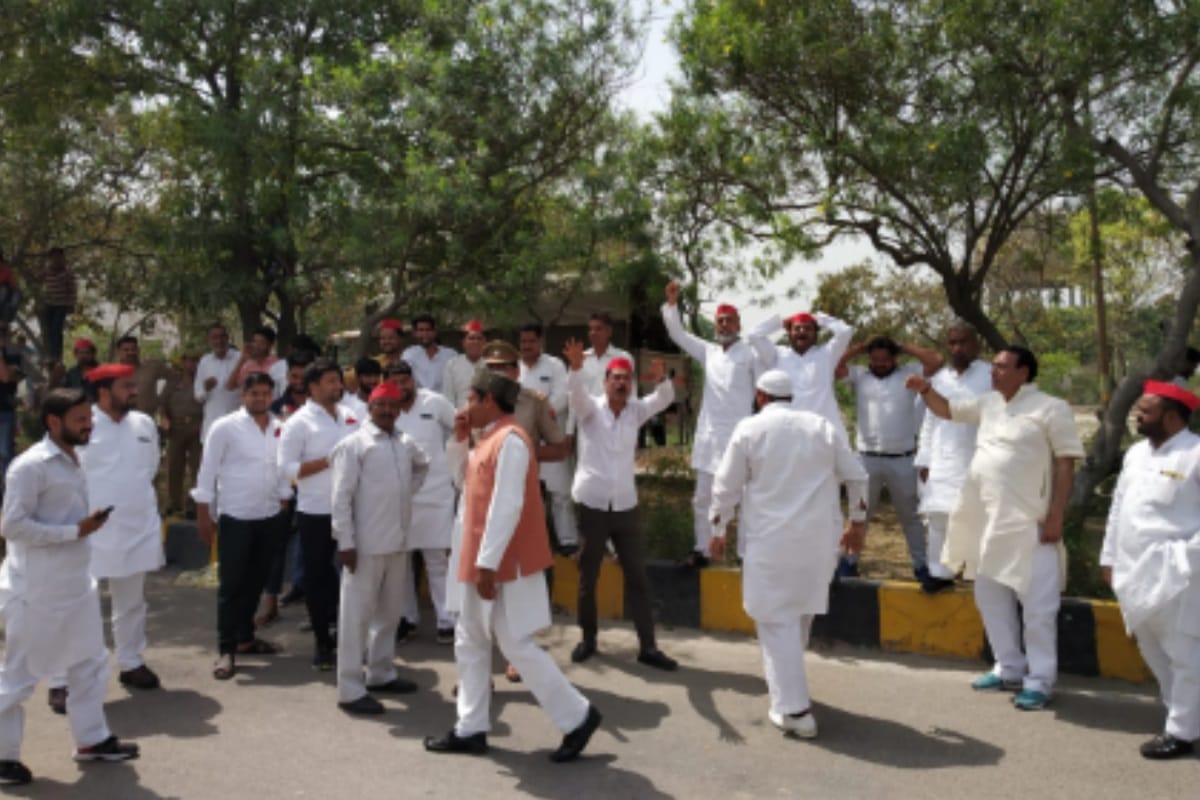 Lok Sabha Elections 2019:  SP supporters slogan against District President Rajpal Singh In meerut