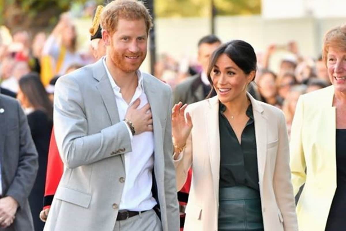 meghan markle maternity fashion on the top wearing worth 3 lakh dress in oprah winfrey interview