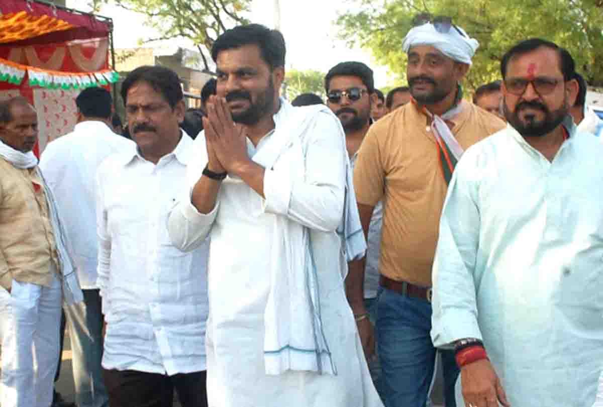 Prayagraj: Road show, Pankaj Niranjan's roadshow, government attack in Jhum