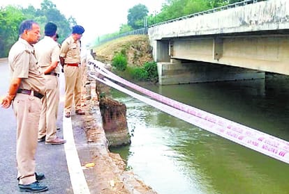 A car falls down in a lake in Ayodhya.