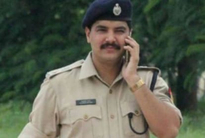 criminals beaten waiter, injured in model shop in lucknow
