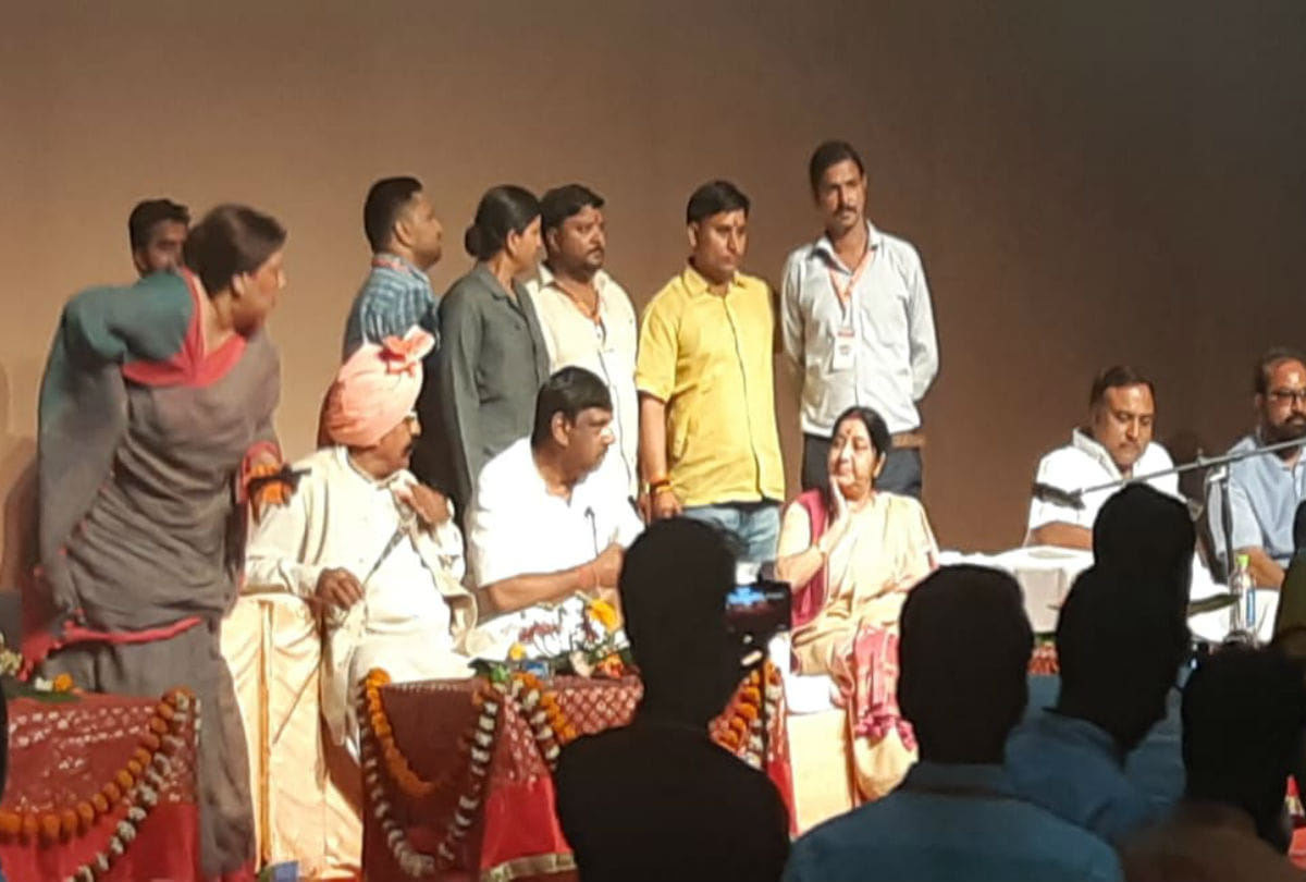 BJP IT Cell Workers waiting for sushma swaraj in agra