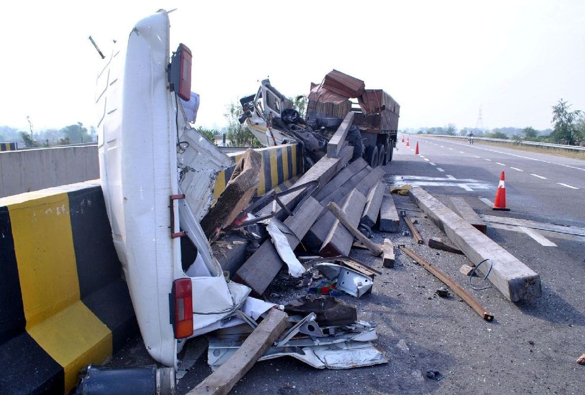 two dies in accident on yamuna expressway