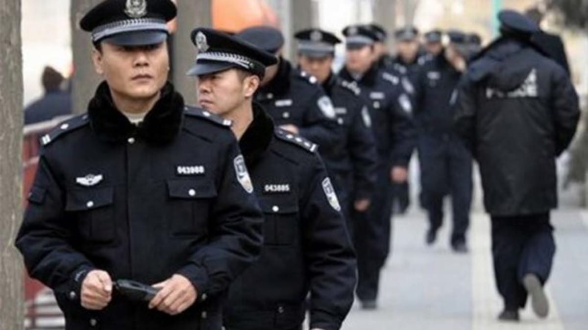 Robber tried to escape from window of 22 floor in China