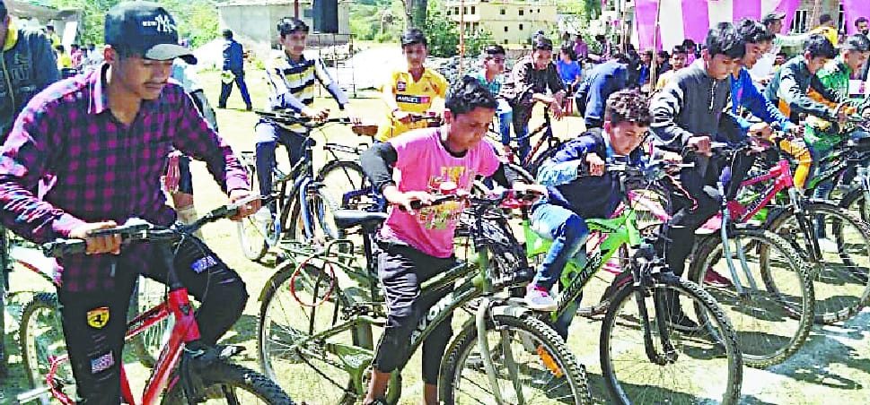 Mani Joshi and Neha first in bicycle races