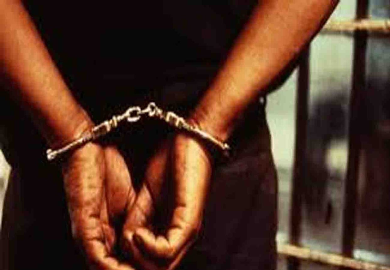 youth cheats the police officers to bear expenses of girlfriend in up
