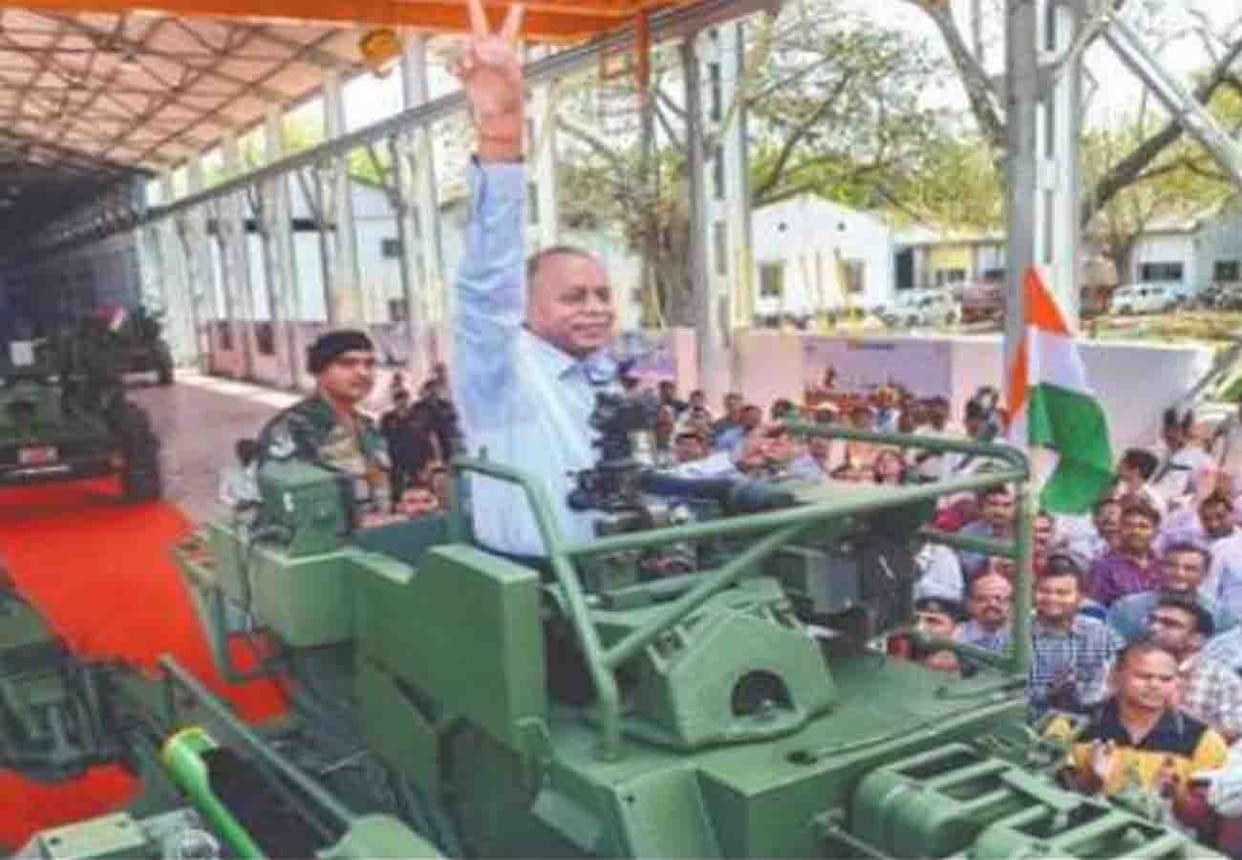 Swadeshi Dhanush Artillery Gun Inducted In Indian Army