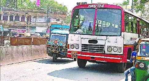 चौपुला फ्लाईओवर: चुनाव ड्यूटी में गए सिपाही-होमगार्ड, वन वे में दौड़ा दीं बसें