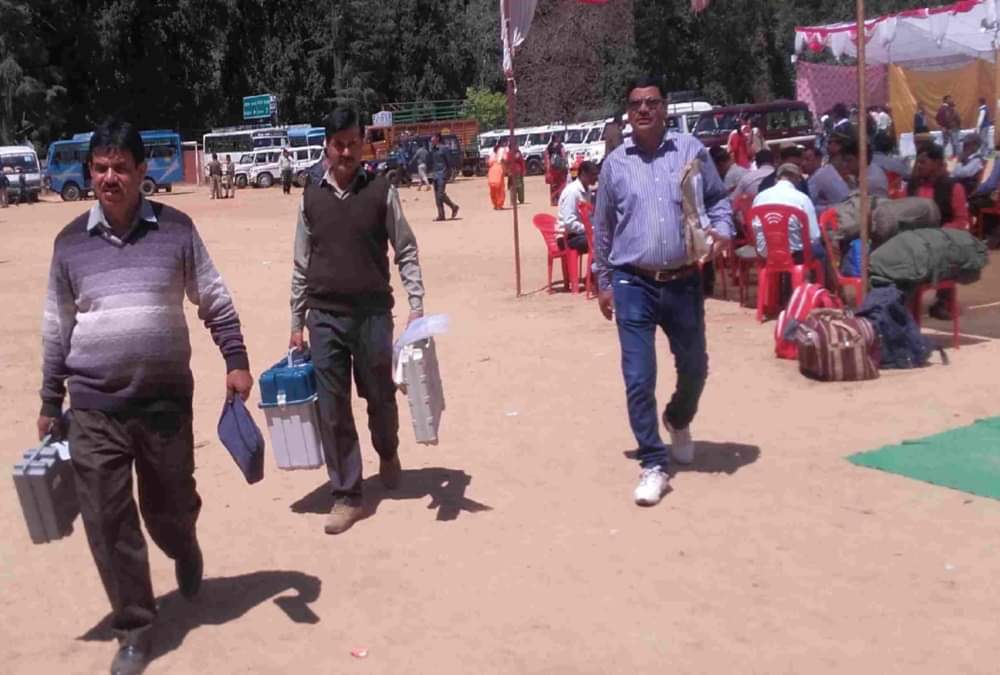 Lok sabha elections 2019 Polling parties depart for polling booth on horse and Mule in yamkeshwar