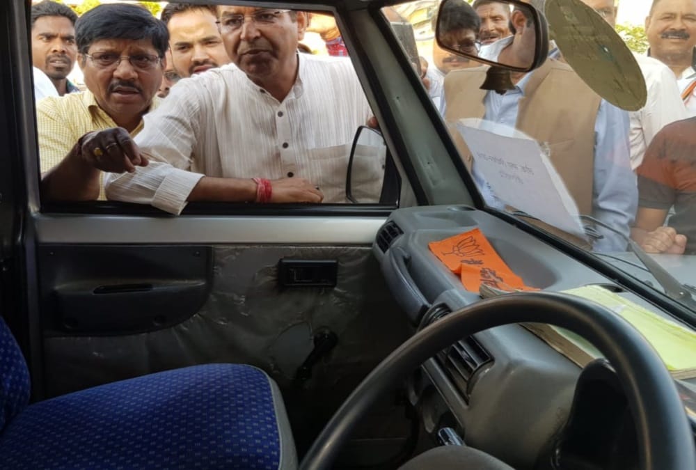 Lok sabha elections 2019 bjp publicity material found in Election department car at dehradun 