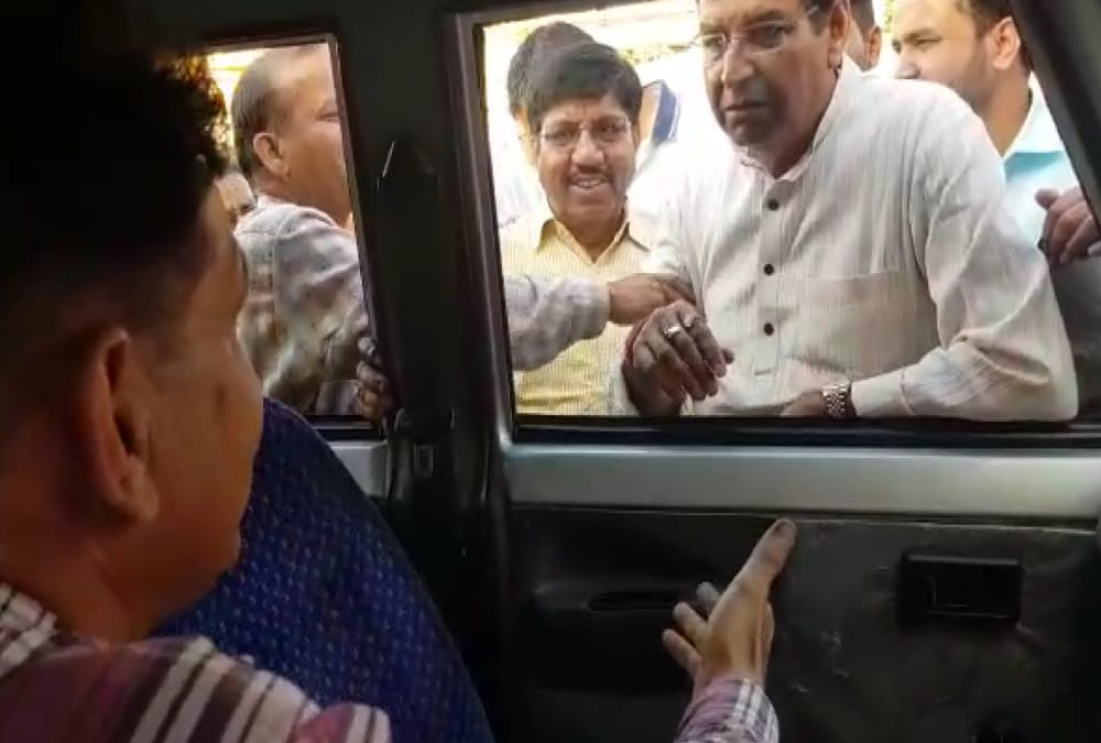 Lok sabha elections 2019 bjp publicity material found in Election department car at dehradun 
