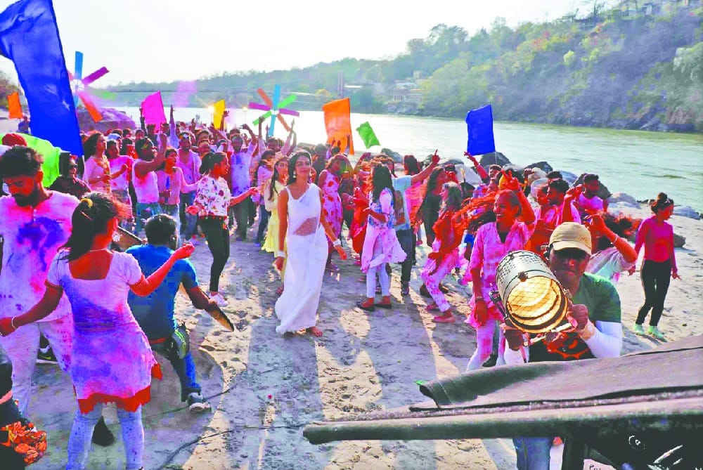 Fans angry on Mallika sherawat and crew members for spread garbage near Ganges 