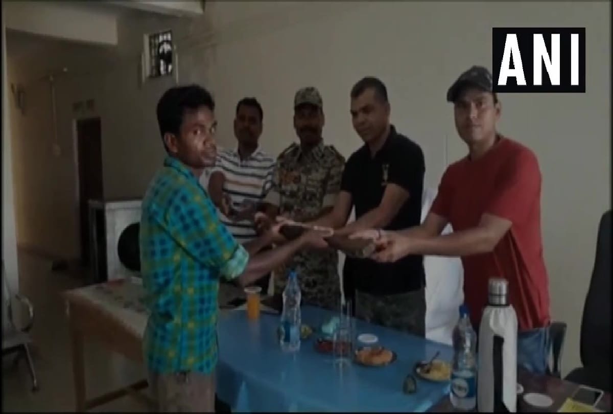 34 Naxalites surrender in front of police in Sukma district chhattisgarh