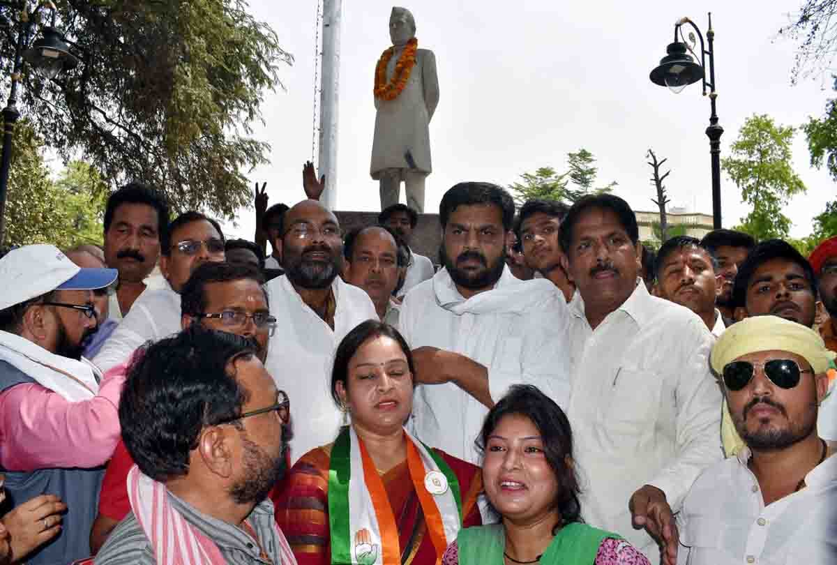 Prayagraj: Naman to great men, climbing sheet on mazar