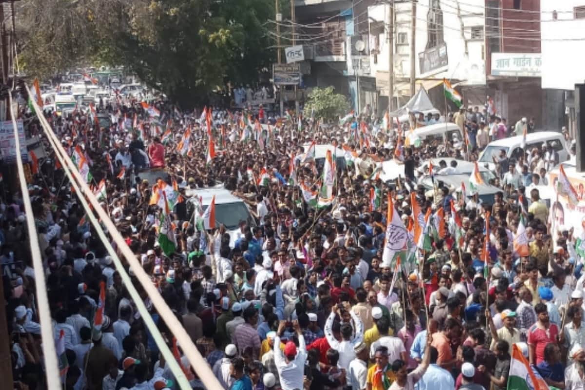 Elections 2019: Priyanka Gandhi came saharanpur wearing pink saree, huge crowd join the road show