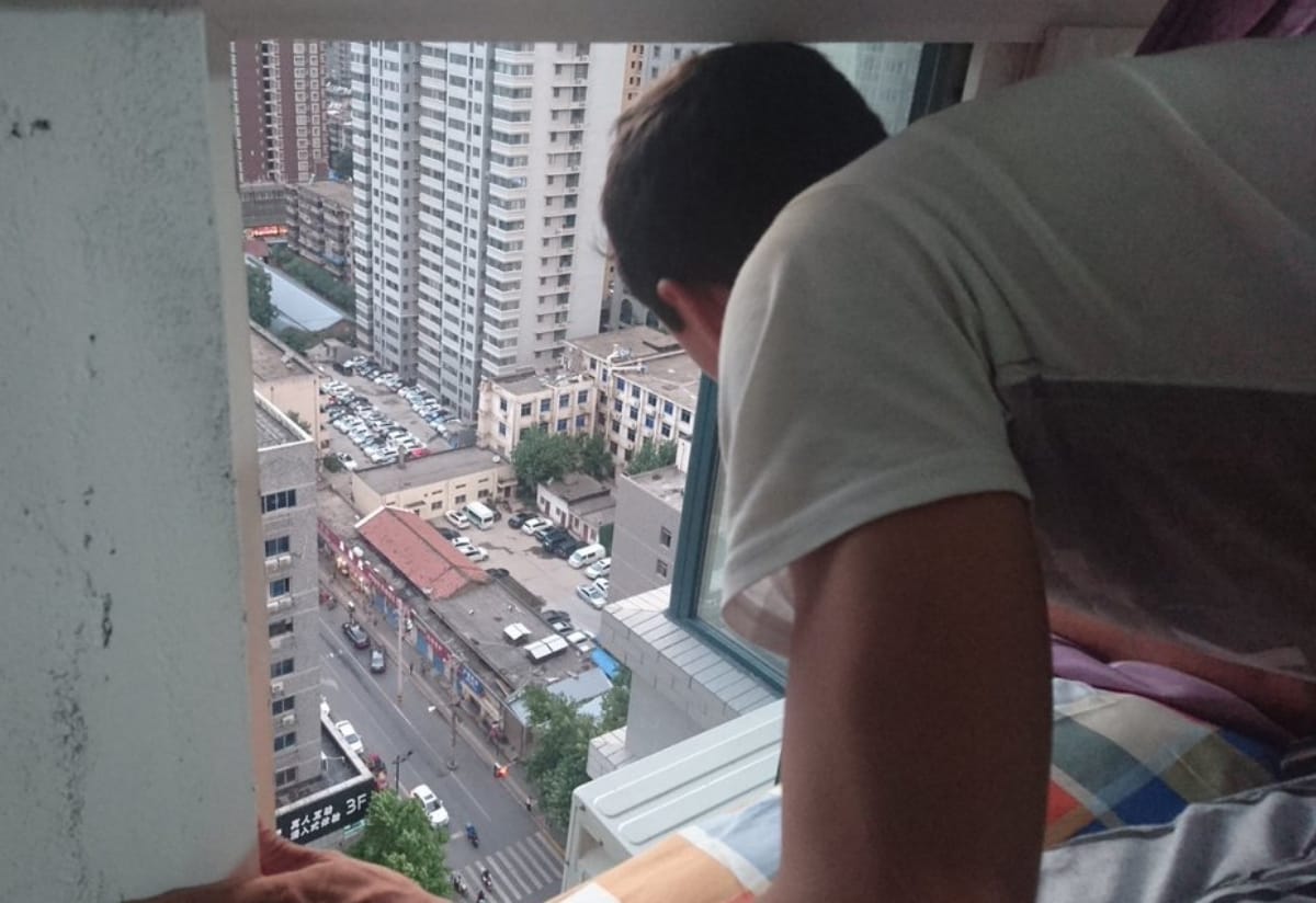 Robber tried to escape from window of 22 floor in China