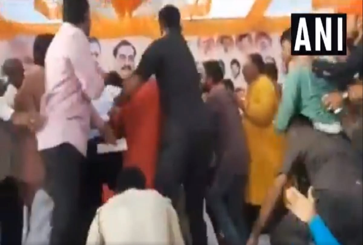lok sabha chunav 2019: Two groups of BJP workers clash during Girish Mahajan public meeting Jalgaon