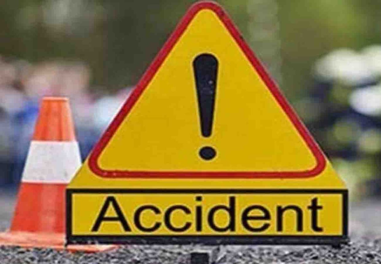 Road accident on Agra Lucknow expressway, one died and three injured