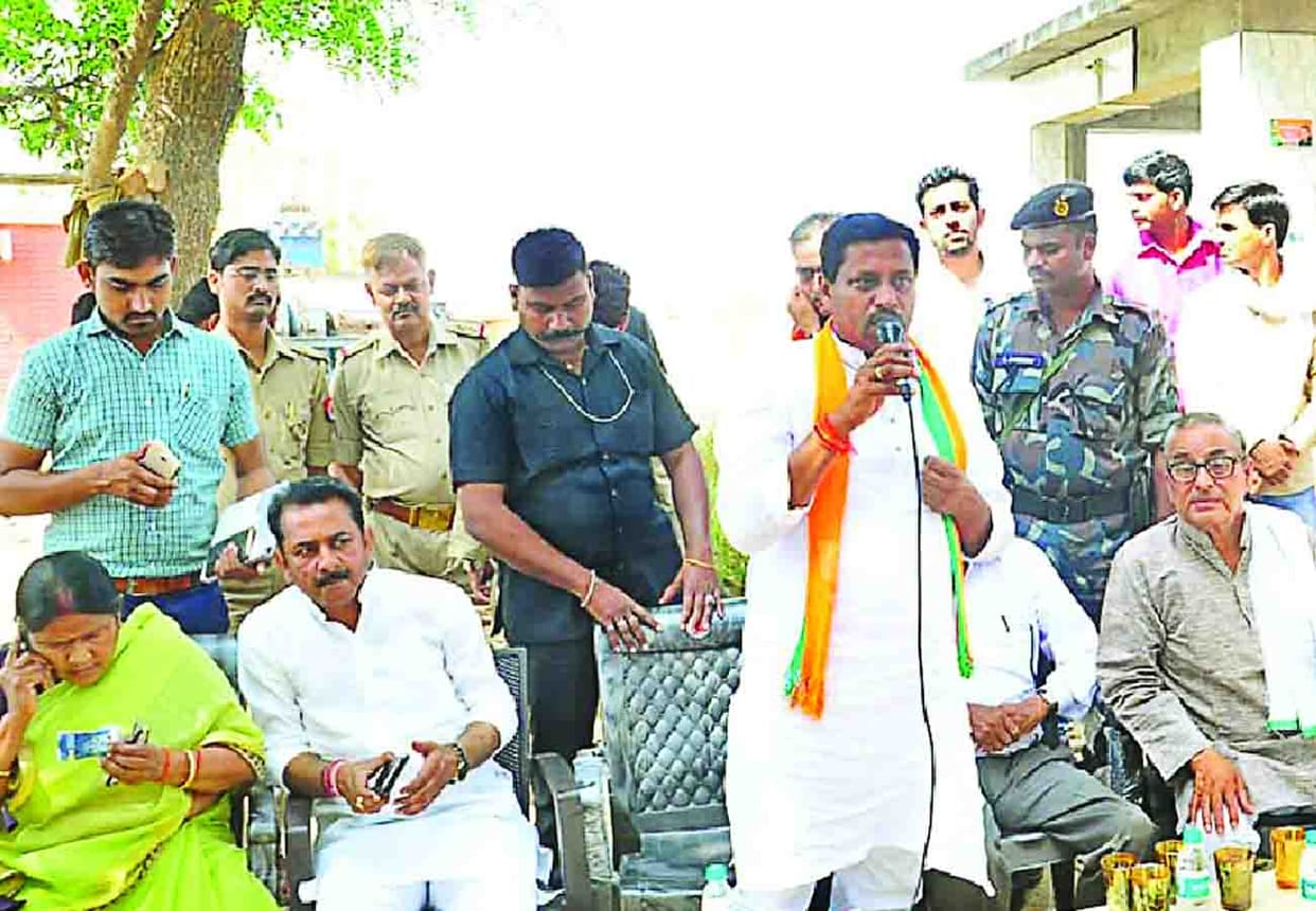 Villagers beat sub inspector in BJP candidates campaign lok sabha election 2019