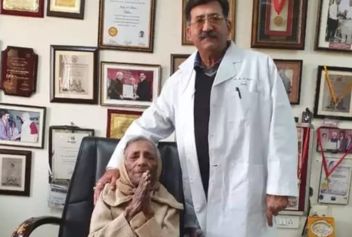 Dr AP Tikku treated his teacher premlata mishra