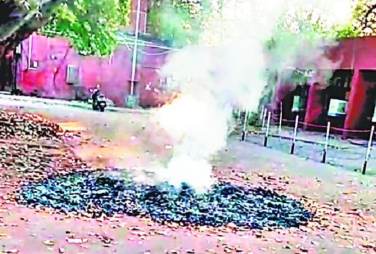 Nagar Nigam Chandigarh Sweepers Burning Garbage, That is the Reason of Pollution