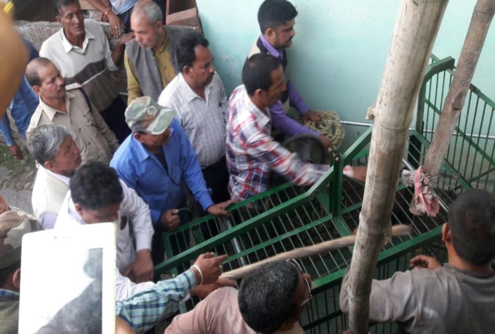 Leopard stuck in Thorn wire panic in almora village rescue photos 