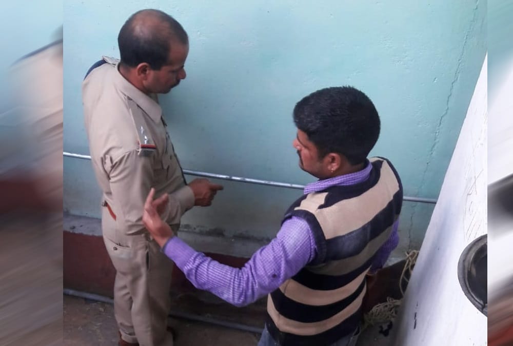 Leopard stuck in Thorn wire panic in almora village rescue photos 