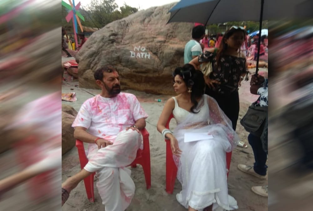 Fans angry on Mallika sherawat and crew members for spread garbage near Ganges 