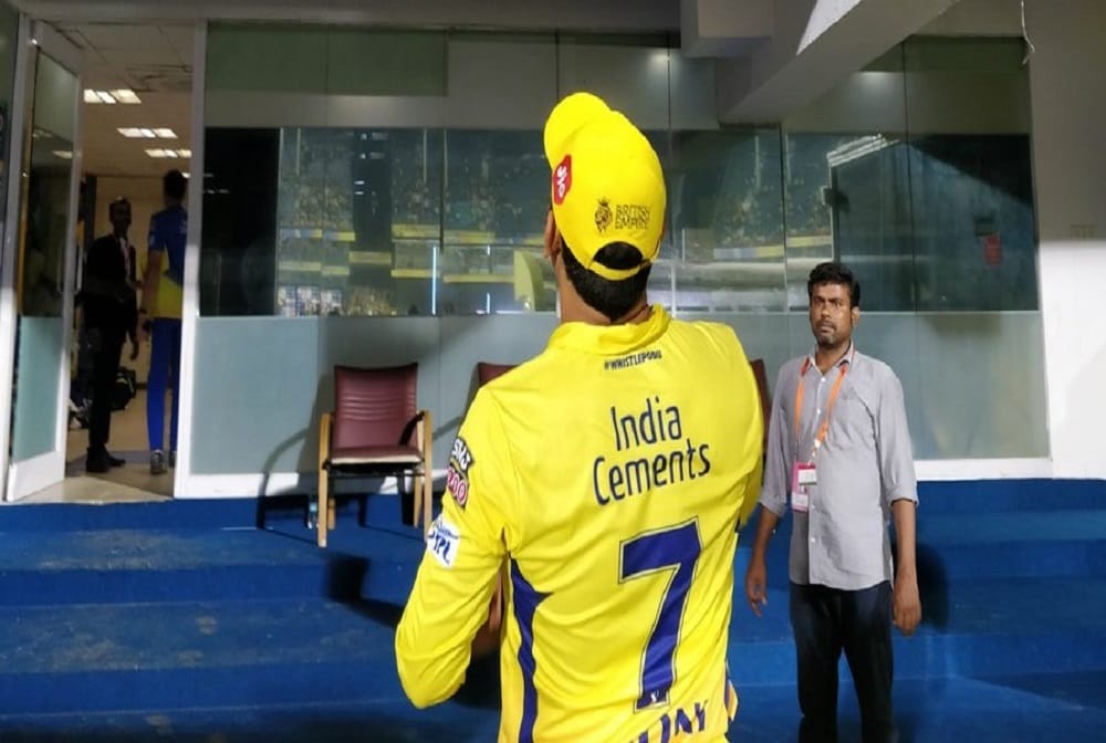 ipl 2019: ms dhoni and shah rukh khan seeing each other after kkr defeat 