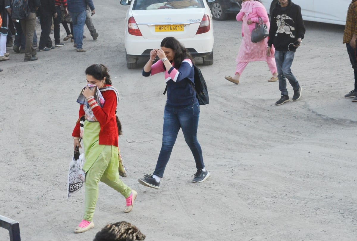 टाइलें लगाने को उखाड़ दी सड़क