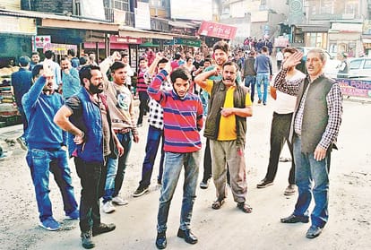 टाइलें लगाने को उखाड़ दी सड़क