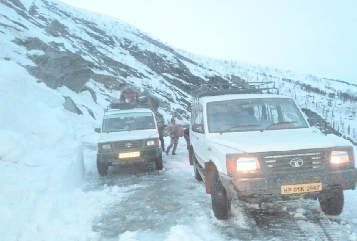 For the first time 21 people crossed the Rohtang Pass through vehicle in this season