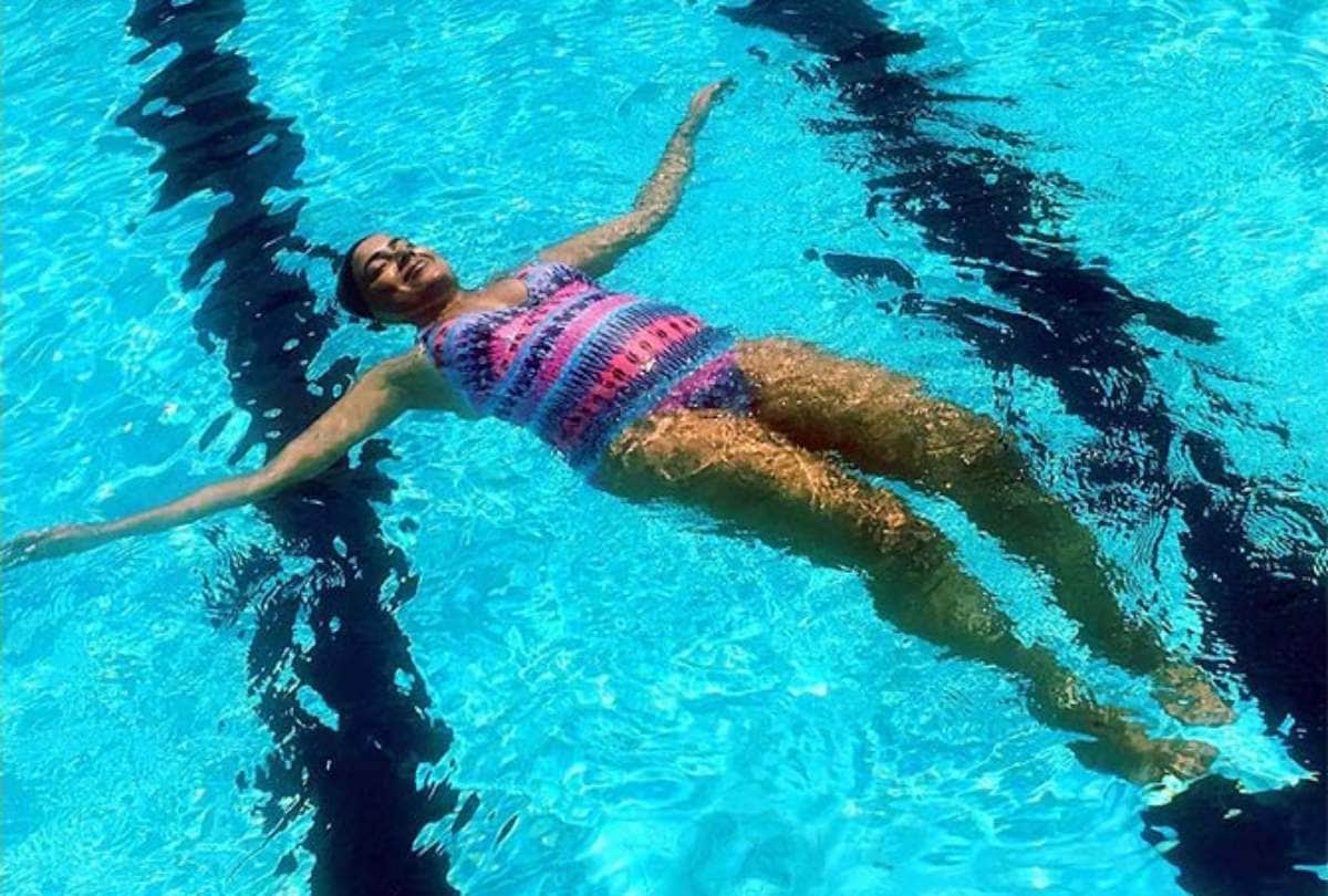 sameera reddy enjoying her pregnancy period in swimming pool photo viral