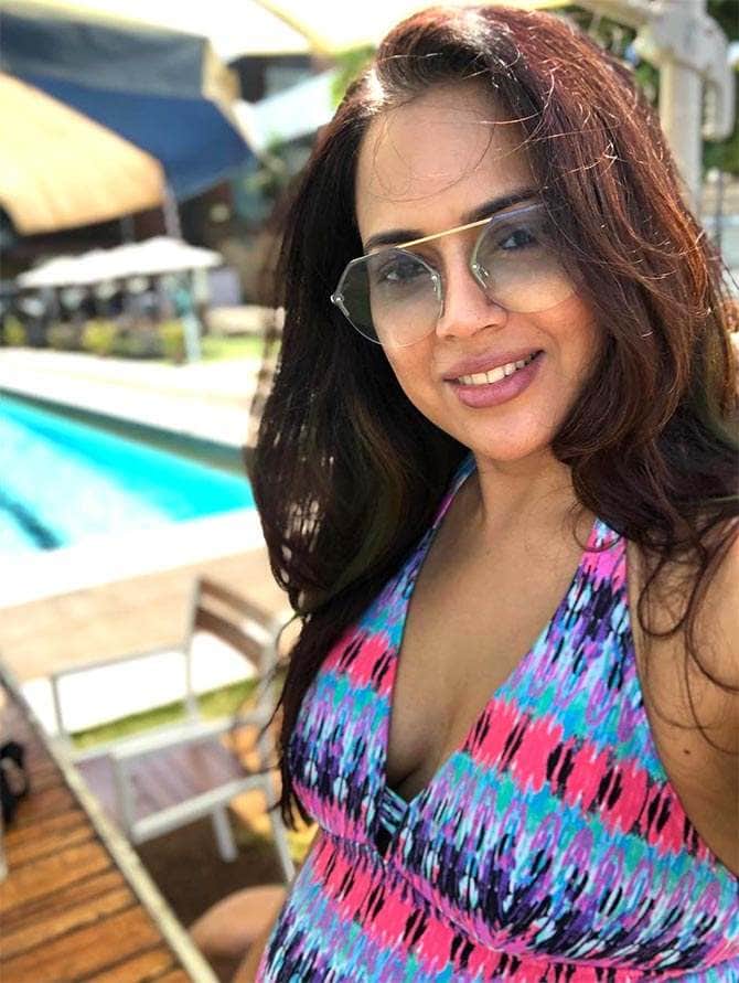 sameera reddy enjoying her pregnancy period in swimming pool photo viral
