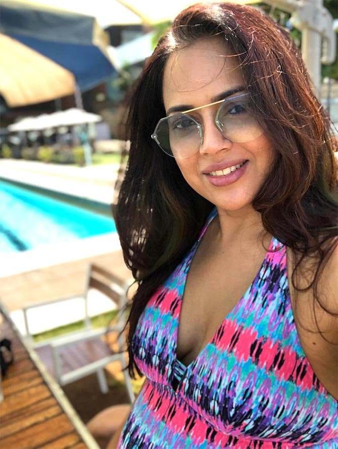sameera reddy enjoying her pregnancy period in swimming pool photo viral