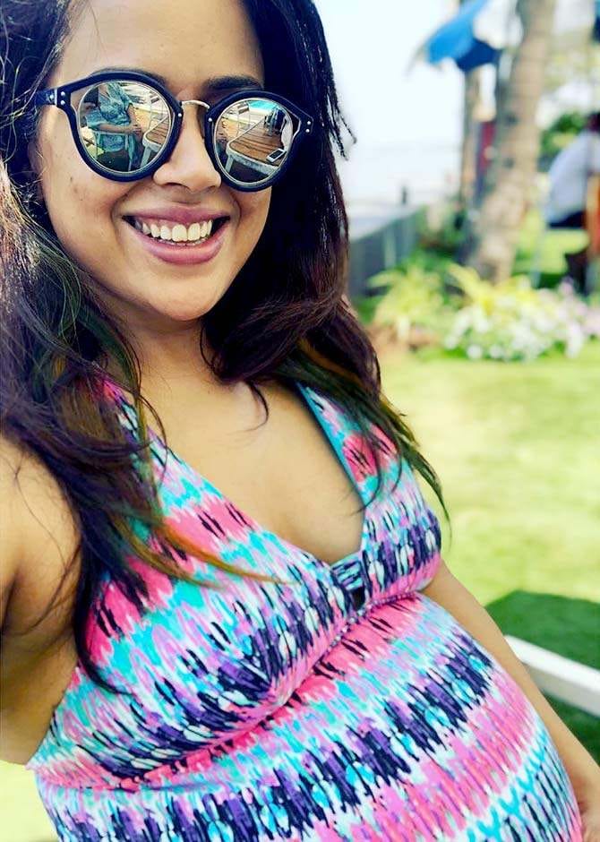 sameera reddy enjoying her pregnancy period in swimming pool photo viral